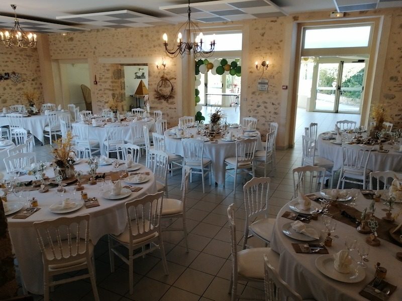 Domaine de Meslay Fyé (Sarthe) salle décorée avec table ronde 10 personnes