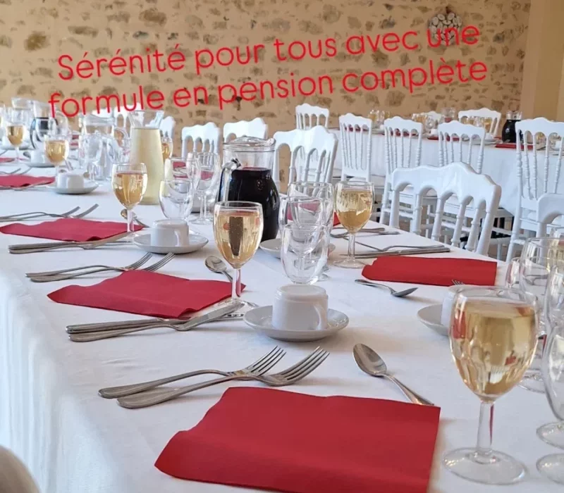Domaine de Meslay (Sarthe), accueil des randonneurs et de groupes, table prête pour le déjeuner